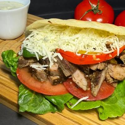 Arepa z mięsem, warzywami i serem